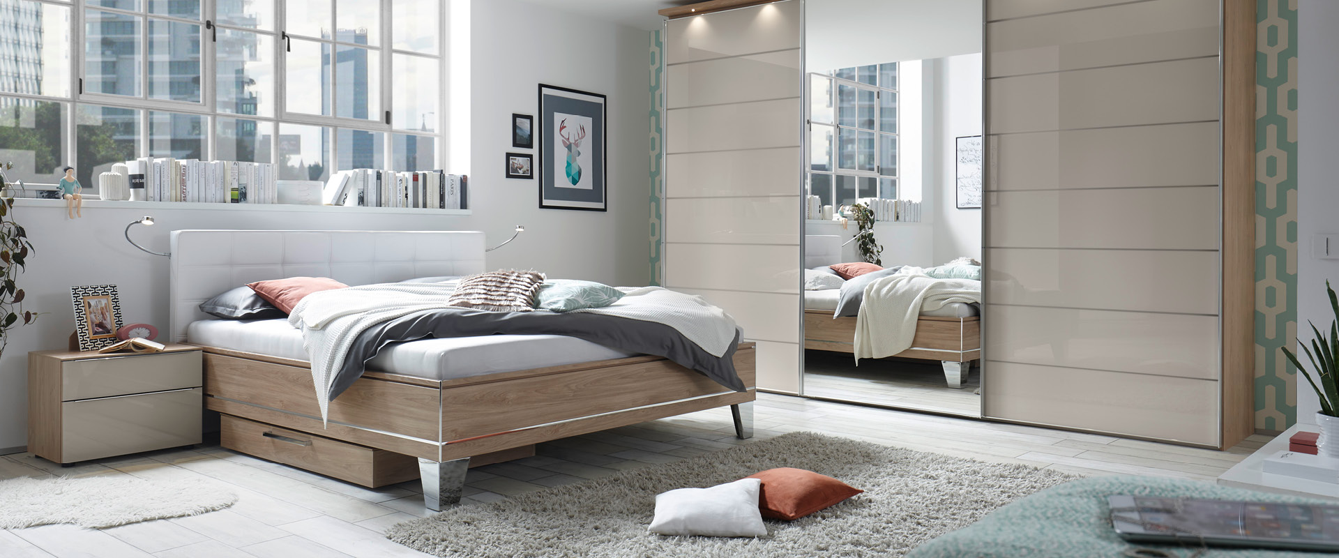 Schlafzimmer mit Wandschrank und Bett