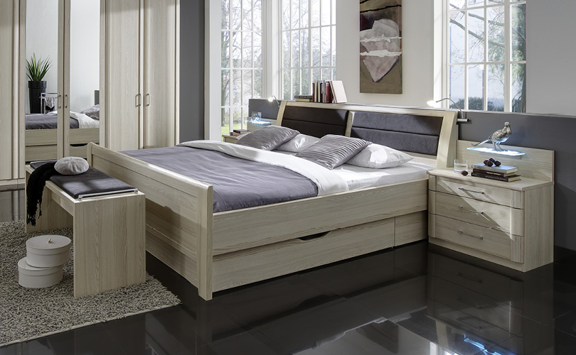 Schlafzimmer mit Bett im Naturholzlook
